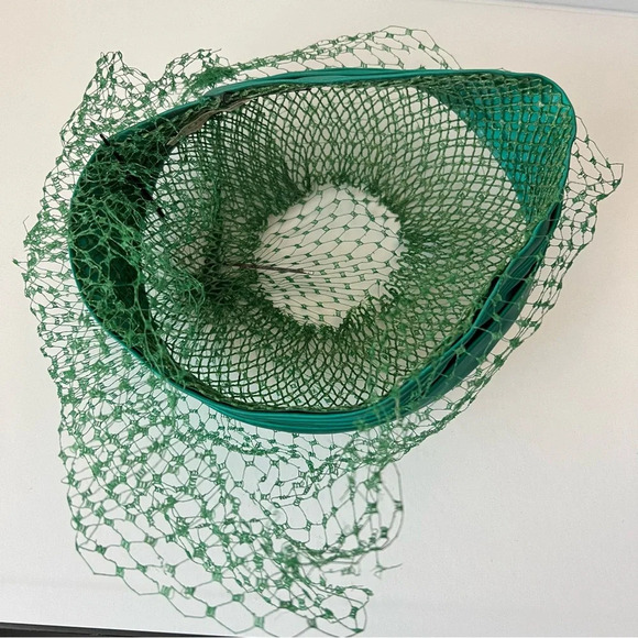 Vintage 1960s Ladies Green Layered Pillbox Fascinator Halo Hat With Net Veil - Picture 9 of 11